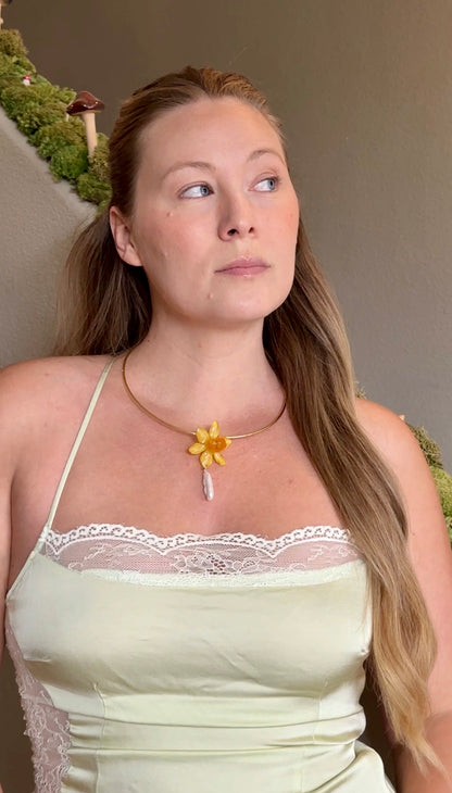 Daffodil Pearl Wire Necklace